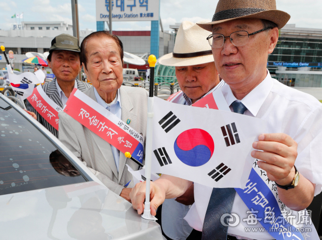 22일 동대구역 택시 승강장에서 독립운동정신계승사업회 배한동(오른쪽) 상임대표를 비롯한 회원들이 태극기를 차량에 부착하며 경술국치 주간(8월22~29일) 조기 게양 캠페인을 펼치고 있다. 우태욱 기자 woo@msnet.co.kr