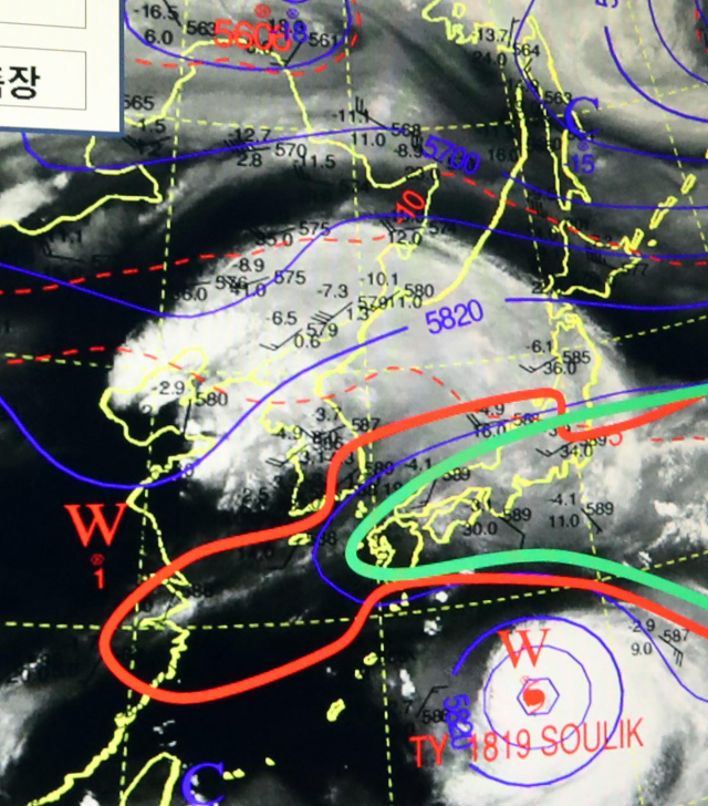 20일 오후 서울 동작구 기상청에서 열린 제19호 태풍 솔릭(SOULIK) 현황 및 전망 브리핑에서 태풍 경로가 국가기상센터 종합관제시스템 모니터에 표시되고 있다. 기상청은 19호 태풍 솔릭이 북태평양고기압의 남쪽 가장자리를 따라 계속 서북서진해 오는 22일 밤 제주도 부근을 지나 23일 새벽에 전남 해안으로 상륙할 것으로 예상했다. 연합뉴스