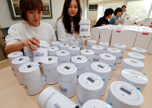 17일 대구시청 환경정책과 직원들이 침대 매트리스 라돈 측정기를 점검하고 있다. 시는 최근 라돈 측정기 50대를 구입해 20일부터 대여 서비스를 시작했다. 우태욱 기자 woo@msnet.co.k