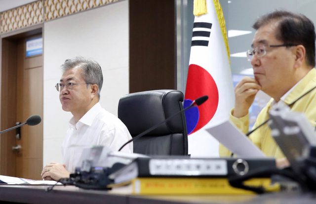 문재인 대통령이 23일 오전 청와대 국가위기관리센터 상황실에서 열린 제19호 태풍 