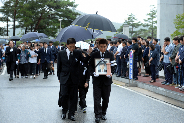 주민이 난사한 엽총에 맞아 숨진 고 손건호(47) 사무관과 고 이수현(37) 주무관 합동 영결식이 24일 오전 경북 봉화군청 회의실에서 열리고 있다. 연합뉴스