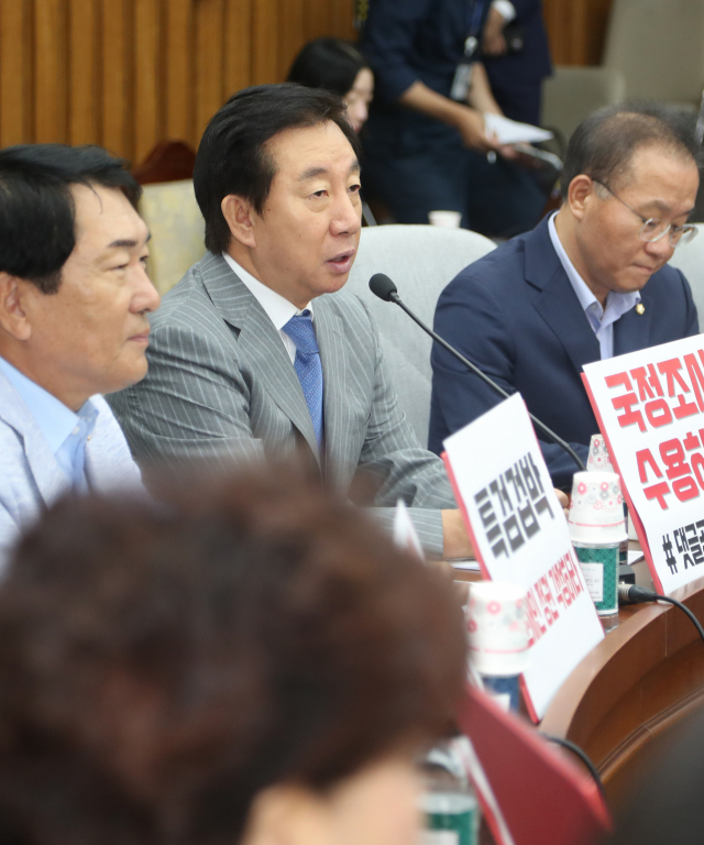 자유한국당 김성태 원내대표가 24일 오전 국회에서 열린 원내대책회의에서 발언하고 있다. 연합뉴스