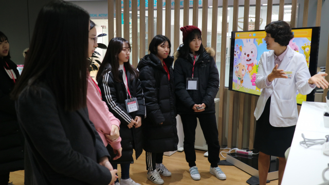 대구시가 시민들의 건강을 장기적이고 통합적으로 지원하고자 지난해 12월 중구 동산동에 개설한 시민건강놀이터가 모든 세대의 시민들을 아우르는 건강 체험시설로 자리잡고 있다. 시민들이 스마트건강체험관에서 갖가지 최신 기기들에 대한 설명을 듣는 모습. 대구시 제공