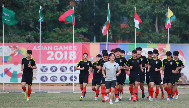 손흥민 등 2018 자카르타-팔렘방 아시안게임에 출전 중인 축구 국가대표팀 선수들이 25일 오후(현지시간) 인도네시아 자카르타 인근 라판간의 훈련장에서 훈련에 앞서 가볍게 운동장을 돌고 있다. 연합뉴스