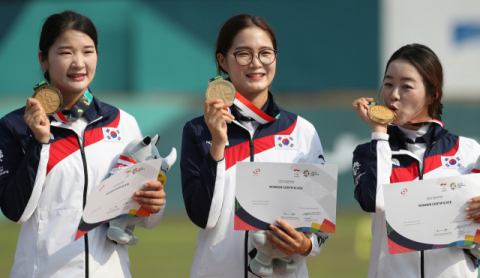 27일 양궁 리커브 여자 단체 시상식에서 강채영(왼쪽부터), 이은경, 장혜진 선수가 금 메달을 들고 기념촬영을 하고 있다. 연합뉴스