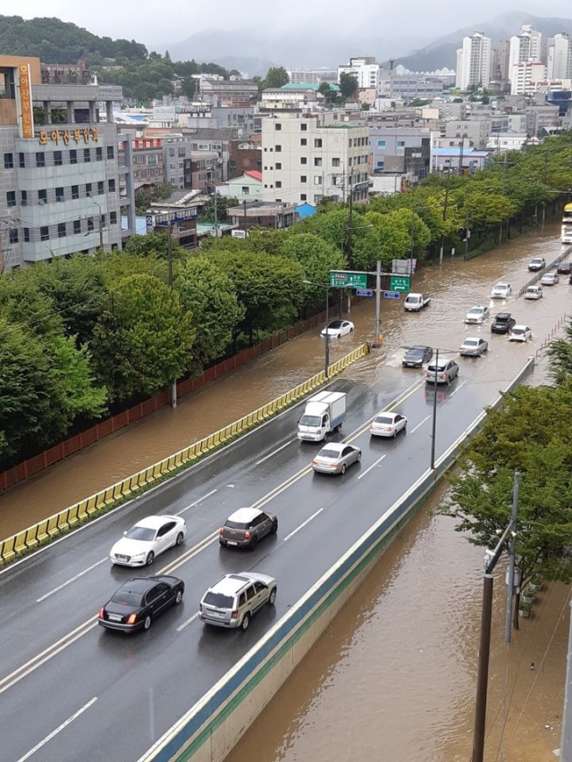 27일 오전 광주 남구 백운동 일대 도로가 시간당 60㎜이상 쏟아진 국지성 호우로 물에 잠겨 있다. 연합뉴스