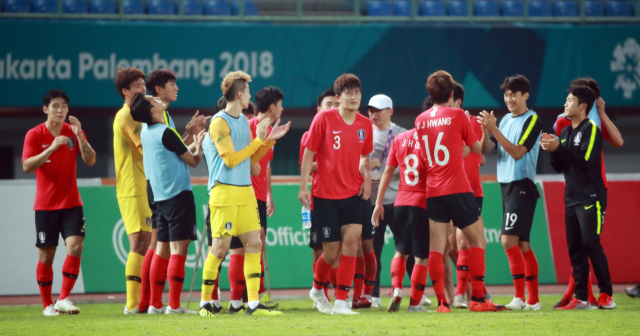 27일 오후(현지시간) 인도네시아 자와바랏주 브카시의 패트리엇 스타디움에서 열린 2018 자카르타-팔렘방 아시안게임(AG) 남자 축구 8강 한국과 우즈베키스탄과의 경기에서 4-3 승리를 거둔 대표팀이 기쁨을 나누고 있다. 연합뉴스