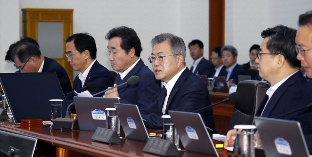 문재인 대통령이 28일 오전 청와대에서 열린 국무회의를 주재하고 있다. 연합뉴스