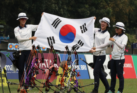 아시안게임 양궁 여자 컴파운드 결승 한국 대 인도 경기에서 금메달을 획득한 한국의 최보민(왼쪽부터), 소채원, 송윤수가 기뻐하고 있다. 연합뉴스