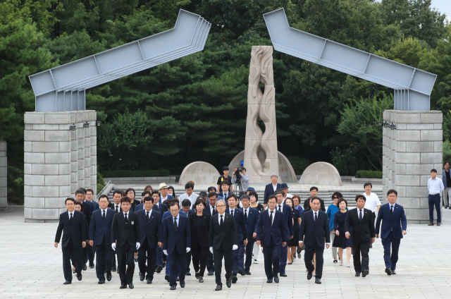 지난 28일 오전 더불어민주당 이해찬 신임 당대표가 서울 강북구 국립 4.19 민주묘지에서 참배하고 있다. 연합뉴스