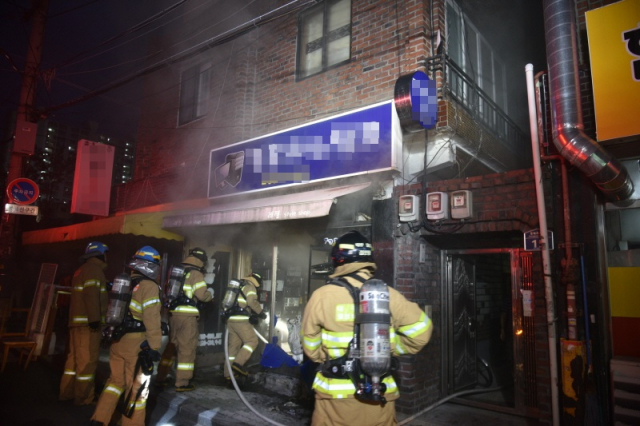 30일 오후 대구 북구 산격동 한 컴퓨터 판매점에서 불이 나 중고 컴퓨터 수십대가 불타는 등 590만원 상당의 재산 피해가 발생했다. 대구 북부소방서 제공.