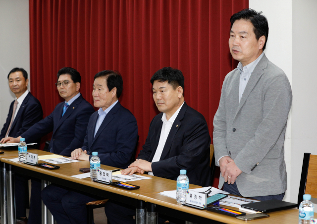 7일 대구를 방문한 중소벤처기업부 홍종학(왼쪽) 장관이 성서산업단지 소재 (주)영풍을 찾아 기업인들과 간담회를 열고 있다. 우태욱 기자 woo@msnet.co.kr