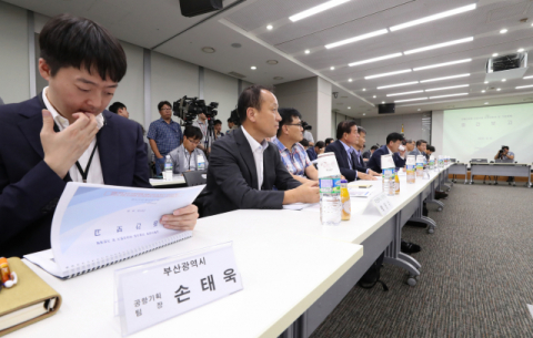 6일 오후 정부세종청사 국토교통부에서 열린 김해신공항 건설사업 타당성 평가 및 기본계획 수립 용역 중간보고회에서 손태욱 부산광역시 공항기획팀장(왼쪽) 등 시도 관계자들이 굳은 표정으로 자료를 보고 있다. 연합뉴스