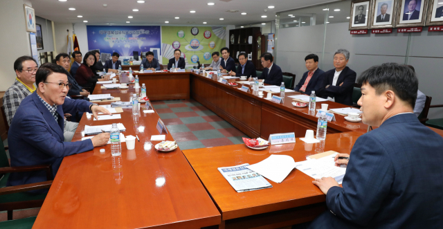 12일 오후 대구경북섬유직물공업협동조합 회의실에서 열린 더불어민주당 홍의락(북구을) 국회의원 초청 간담회에서 섬유직물 업체 관계자들이 최저임금과 근로시간 단축 문제를 포함한 대구 섬유 산업에 관한 애로 사항에 대해 홍 의원에게 건의를 하고 있다. 정운철 기자 woon@msnet.co.kr