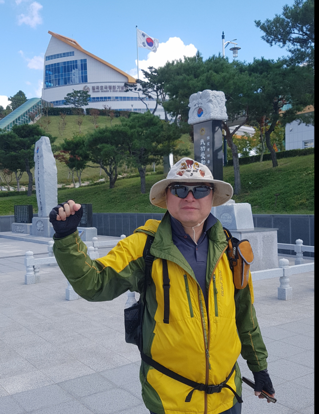 박근혜 정부의 마지막 민정수석인 조대환 변호사가 27일 칠곡호국평화기념관 앞을 지나며 대구경북 파이팅을 외치고 있다. 이현주 기자