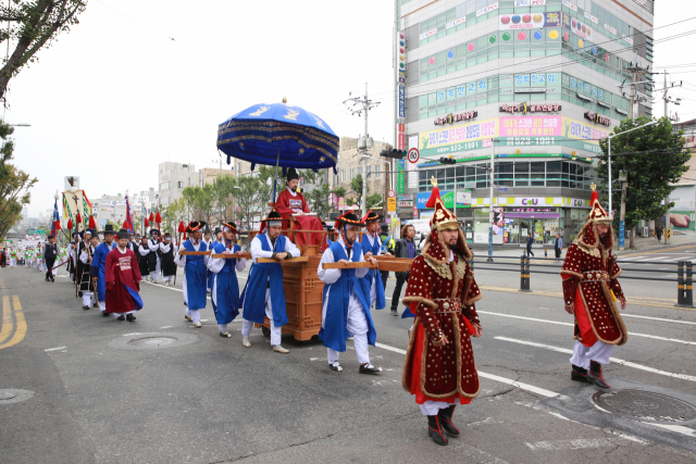 지난해 열린 서구 구민축제에서 참가자들이 거리 퍼레이드를 벌이고 있다. 대구 서구청 제공.