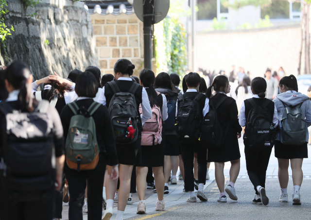 내년 2학기부터 두발규제가 사실상 사라져 머리카락을 기르는 것은 물론 파마나 염색도 지금보다 자유롭게 할 수 있게 된다. 조희연 서울시교육감은 27일 중·고교생 두발규제를 폐지하는 