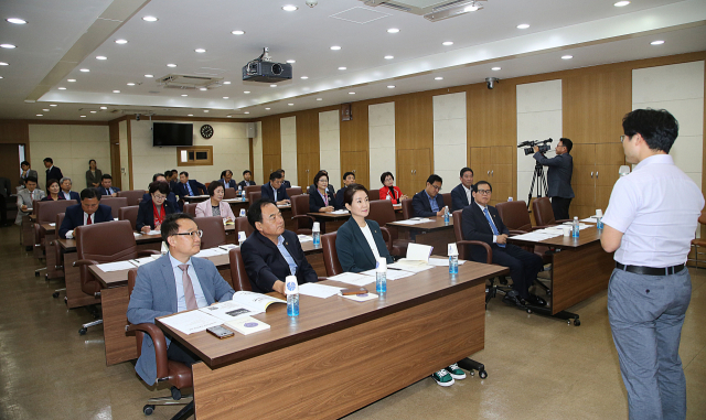 대구시의원들이 1일 시의회에서 인권리더십 교육을 받고 있다. 대구시의회 제공