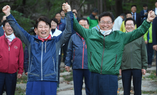 권영진 대구시장과 이철우 경북도지사가 2일 대구와 경북 상생협력 현장인 팔공산 둘레길을 답사하고 있다. 연합뉴스