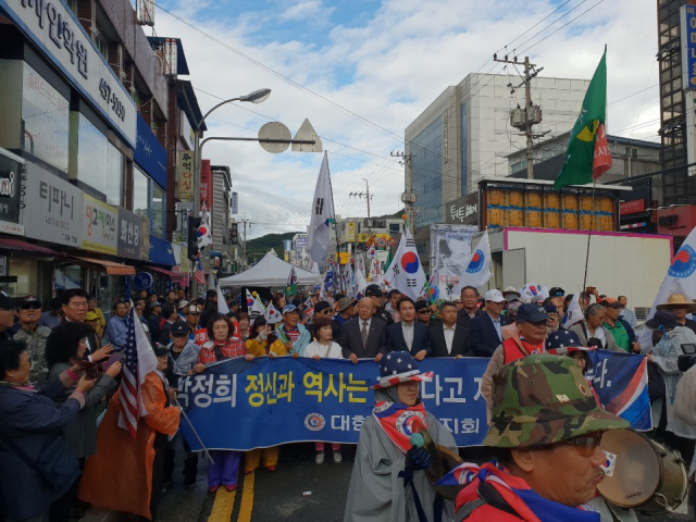 박정희 역사지우기 반대 범국민 대책위원회는 6일 구미역 앞에서 집회를 열고 