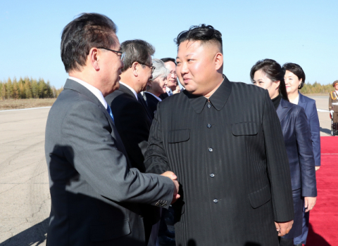 김정은 국무위원장이 20일 삼지연 공항에서 문재인 대통령 내외를 환송하며 정의용 국가안보실장 등 남측 수행원들과 인사하고 있다. 연합뉴스