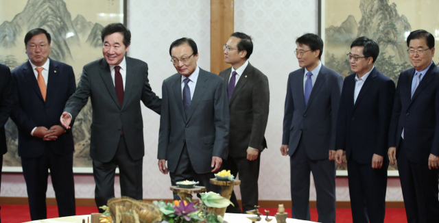 이낙연 국무총리(왼쪽 두번째)가 8일 오전 서울 종로구 삼청동 총리공관에서 열린 고위 당정청협의회에서 기념촬영을 마친 뒤 이해찬 더불어민주당 대표(왼쪽 세번째)등과 회의장으로 향하고 있다. 연합뉴스