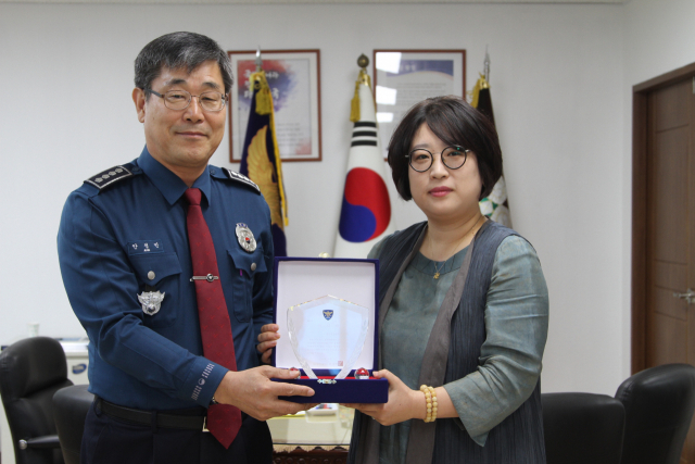 안정민 대구 남부경찰서장이 8일 한국불교대학 대(大)관음사 종무부장 수향보살에게 감사패를 전달했다. 대구 남부경찰서 제공.