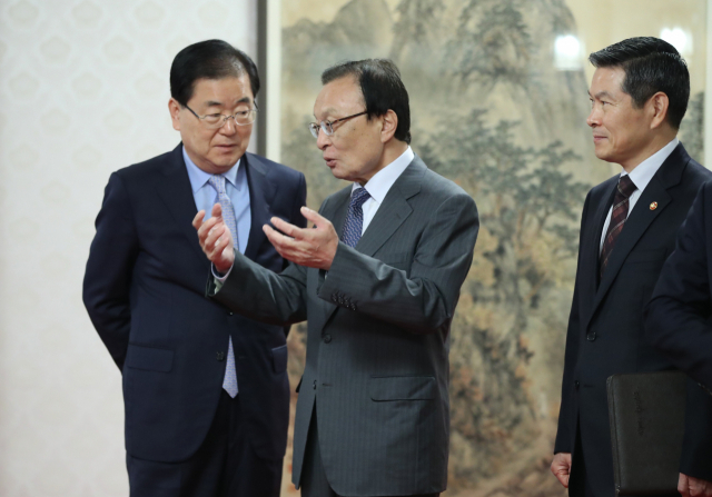 이해찬 더불어민주당 대표(가운데)와 정의용 청와대 안보실장이 8일 오전 서울 종로구 삼청동 총리공관에서 열린 고위 당정청협의회에서 대화하고 있다. 연합뉴스