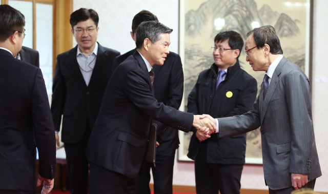 이해찬 더불어민주당 대표(오른쪽)와 정경두 국방부 장관이 8일 오전 서울 종로구 삼청동 총리공관에서 열린 고위 당정청협의회에서 인사하고 있다. 연합뉴스