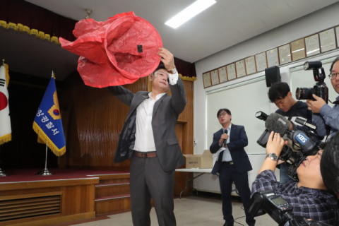 9일 오전 경기 고양경찰서에서 경찰 관계자가 고양 저유소 화재사건과 관련된 풍등과 동일한 제품을 공개하고 있다. 전날 경찰은 고양 저유소 화재사건과 관련해 중실화 혐의로 스리랑카인 A씨를 긴급체포해 조사하고 있다. 연합뉴스