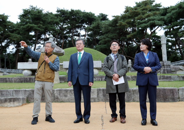 문재인 대통령과 부인 김정숙 여사가 한글날인 9일 오후 경기도 여주 세종대왕 유적지를 방문, 세종 영릉을 둘러보고 있다. 연합뉴스