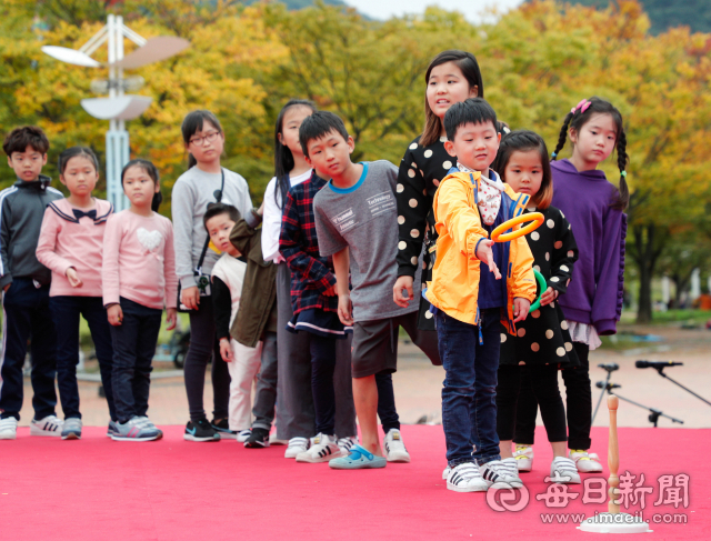 대구 수성구 평생학습축제에서 어린이들이 고리 던지기 게임을 하고 있다. 매일신문 DB