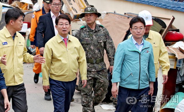 권영진 대구시장과 이철우 경북도지사가 9일 오후 영덕군 축산면 태풍 피해 현장을 함께 둘러보고 있다. 김영진 기자 kyjmaeil@msnet.co.kr