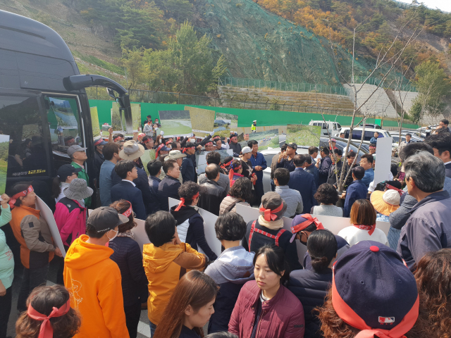 9일 낙동강 시민조사단이 영풍석포제련소를 방문하자 석포면 주민들이 항의하고 있다. 대구환경운동연합 정수근 생태보존국장은 주민들에게 방문 배경을 설명하고 양해를 구했다. 대구환경운동연합 제공