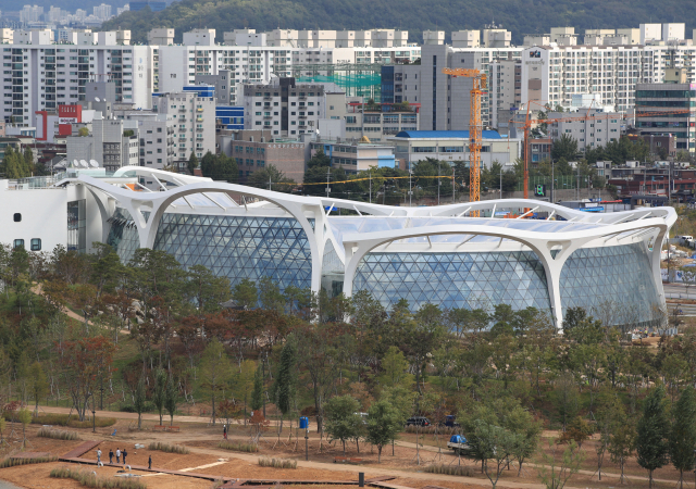 시범운영을 하루 앞둔 10월 10일 오후 서울 강서구 마곡동 서울식물원 식물문화센터 모습. 시범 운영기간에는 식물원 전 구간이 무료로 운영되며, 서울식물원은 내년 5월 정식 개원할 예정이다. 연합뉴스