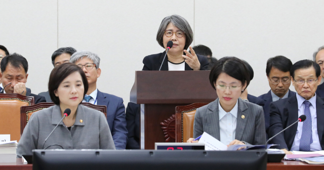 김영란 대학입시제도 개편 공론화위원회 위원장이 11일 오후 국회에서 열린 국회 교육위원회 교육부, 국사편찬위원회 등 7개 기관 국정감사에 증인으로 참석해 의원들의 질의에 답하고 있다. 왼쪽은 유은혜 부총리 겸 교육부 장관. 연합뉴스