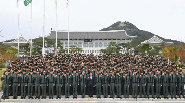 육군3사관학교 생도들이 9일 경북도청을 방문해 충무시설을 견학하고 나서 이철우 경북도지사와 함께 기념사진을 찍고 있다. 이날 생도들은 독립운동유적지 탐방을 위해 경북 일원을 찾았다. 박영채 기자·경북도 제공