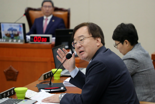 자유한국당 강효상 의원이 12일 열린 국회 환경노동위원회 전체회의 김은경 환경부 장관에게 질의하고 있다. 연합뉴스