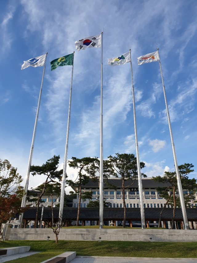 경북도청 깃발게양대에 도기(왼쪽부터), 새마을기, 태극기, 민방위기, pride기가 걸려있는 모습. 30~33m 높이에 걸린 깃발들이 세찬 바람에 쉽게 찢어져 