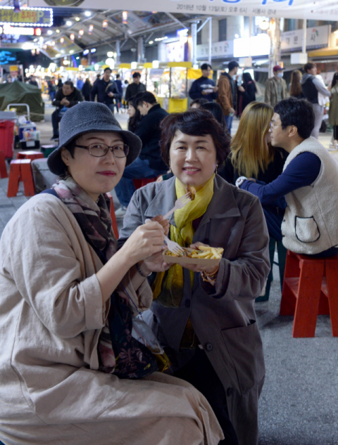 야시장미국에 살다 귀국해 언니와 야시장으로 밤마실 왔다는 배주연(왼쪽) 씨.