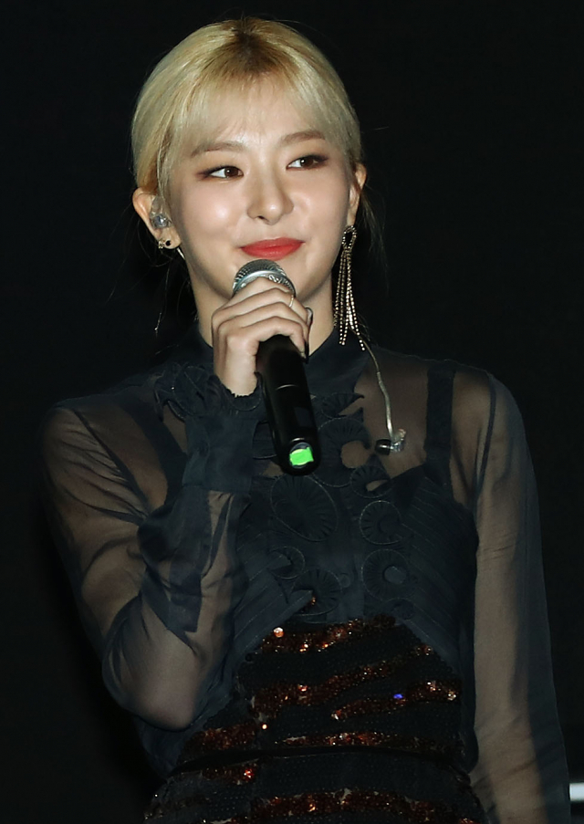 레드벨벳 슬기가 15일 오후 서울 마포구 제일라아트홀에서 열린 가수 자이언티(Zion.T) 미니앨범 