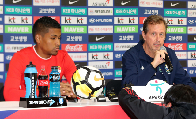 파나마 축구대표팀 게리 스템펠 감독이 한국과의 경기를 하루 앞둔 15일 오후 충남 천안종합운동장에서 열린 기자회견에서 취재진 질문에 답하고 있다. 왼쪽은 미드필더 미겔 카마르고. 연합뉴스