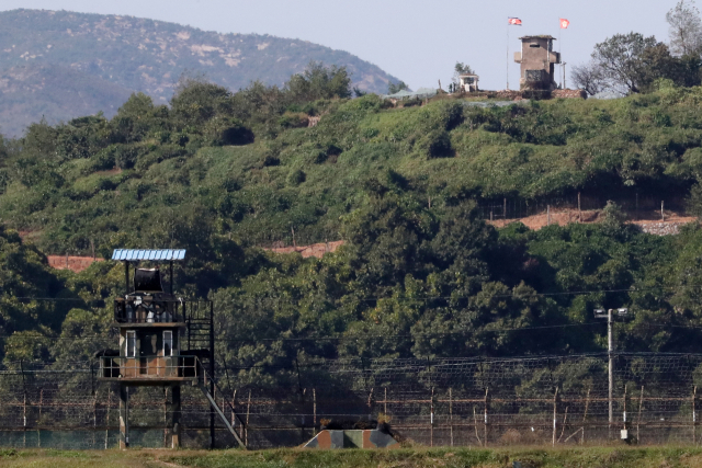 판문점 공동경비구역(JSA)과 강원도 철원 비무장지대(DMZ) 일대 지뢰제거 작업을 하루 앞둔 경기도 중부전선의 남과 북 초소 모습. 평양정상회담에서 서명된 판문점선언 이행을 위한 군사분야 합의서에 따라 JSA 일대를 비롯해 시범적 공동유해발굴지역인 강원도 철원의 화살머리고지에서 지뢰와 폭발물 제거작업이 진행된다. 자료사진 연합뉴스