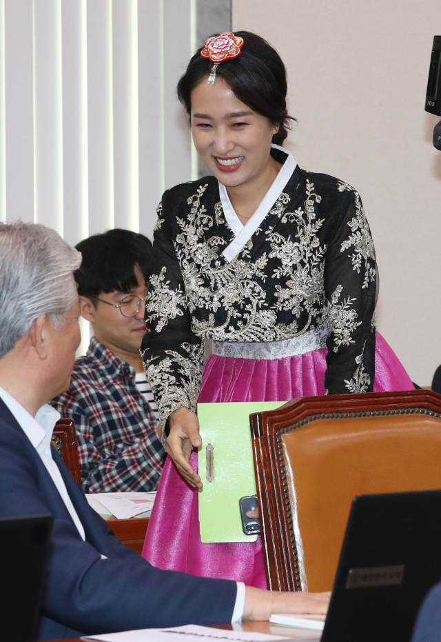 한복 차림의 바른미래당 김수민 의원(왼쪽)이 16일 오전 국회에서 열린 문화체육관광위원회의 문화재청 및 소관기관 국정감사에서 의원들과 인사하고 있다. 연합뉴스