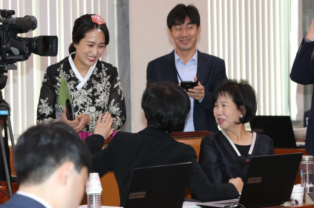 한복 차림의 바른미래당 김수민 의원(왼쪽)이 16일 오전 국회에서 열린 문화체육관광위원회의 문화재청 및 소관기관 국정감사에서 의원들과 인사하고 있다. 오른쪽은 한복 차림의 더불어민주당 손혜원 의원. 연합뉴스