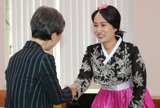 한복 차림의 바른미래당 김수민 의원(왼쪽)이 16일 오전 국회에서 열린 문화체육관광위원회의 문화재청 및 소관기관 국정감사에서 정재숙 문화재청장과 인사하고 있다. 연합뉴스