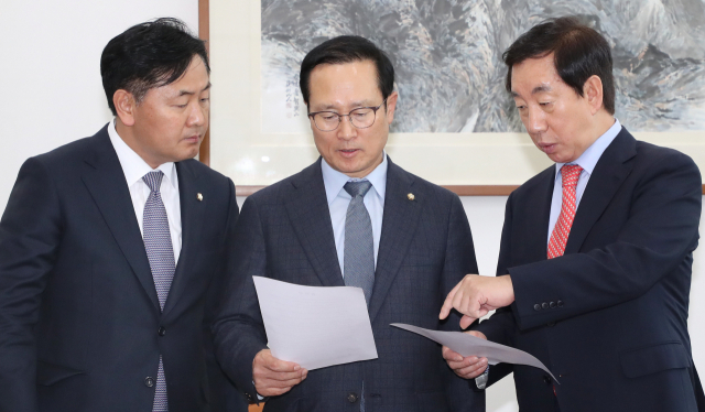 바른미래당 김관영(왼쪽부터), 더불어민주당 홍영표, 자유한국당 김성태 원내대표가 16일 오후 국회 운영위원장실에서 정치개혁특위, 사법개혁특위 등 6개 비상설특별위원회 구성에 합의한 뒤 발표에 앞서 대화하고 있다. 연합뉴스