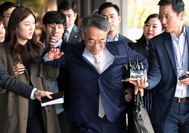 양승태 사법부 시절 사법행정권 남용 의혹의 핵심 인물로 꼽히는 임종헌 전 법원행정처 차장이 16일 오후 서울 서초구 서울중앙지검에 재출석하며 질문을 위해 접근하는 기자들을 팔꿈치로 뿌리친 뒤 조사실로 향하고 있다. 연합뉴스