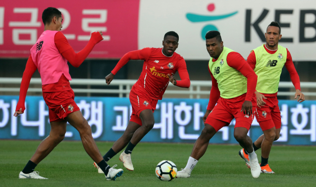 파나마 축구 대표팀 선수들이 한국과의 경기를 하루 앞둔 15일 오후 충남 천안종합운동장에서 훈련하고 있다. 연합뉴스