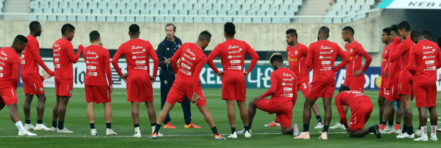 파나마 축구대표팀 게리 스템펠 감독이 한국과의 경기를 하루 앞둔 15일 오후 충남 천안종합운동장에서 훈련 시작 전 선수들과 대화하고 있다. 연합뉴스